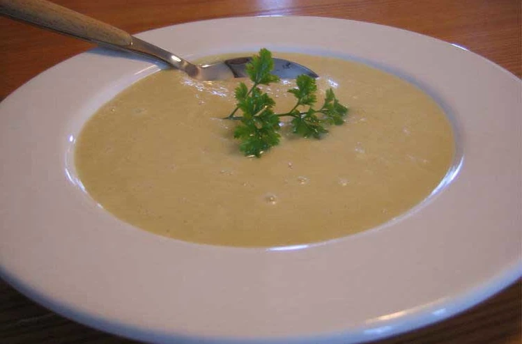 Crema suave de col picúa y manzana